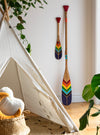 Petite et grande pagaies en bois décoratives de 7 couleurs différentes.