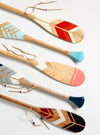 Plusieurs petites pagaies décoratives en bois de couleurs variée. 24 pouces – Onquata à Wendake