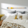 Grande pagaie en bois décorative Citronnelle fixée à un mur blanc – Onquata à Wendake