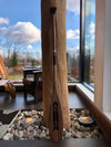 L'arrière de la pagaie décorative en bois. Noir.