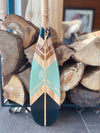 Base de la pagaie décorative en bois, la Fougère, munie d'un lacet décoratif et de perles.