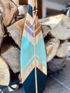 Pagaie décorative en bois pâle. Peinturée de trois couleurs différentes.