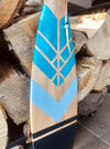 Pagaie en bois (pâle) avec motifs décoratifs bleu, noir et gris-bleu