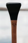 Pommeau d'une pagaie décorative en bois marqué du logo Onquata.