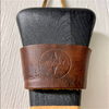 Attaches de cuir pour supporter la pagaie.