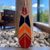 Pagaie décorative en bois peinturée de trois couleurs. Rouge, noir et orange – Onquata à Wendake