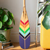 Pagaie décorative en bois peinturée de 7 couleurs. Rouge, orange, jaune, vert, bleu, marine et mauve.