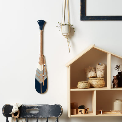 Petite pagaie décorative en bois peinte de trois couleurs. Marine, gris et blanc  – Onquata à Wendake
