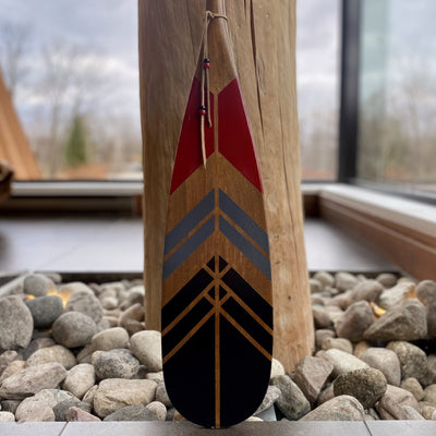Grande pagaie décorative en bois peinturée de 3 couleurs.  Noir, gris et rouge