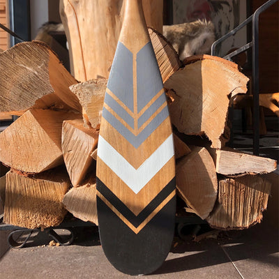 Pagaie de bois peinturée de trois couleurs . Gris, blanc et noir. 