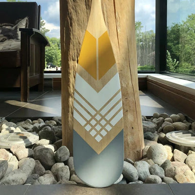 Grande pagaie décorative en bois peinturée de trois couleurs. Jaune, blanc et gris – Onquata à Wendake
