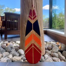  Pagaie décorative en bois peinturée de trois couleurs. Rouge, noir et orange  – Onquata à Wendake