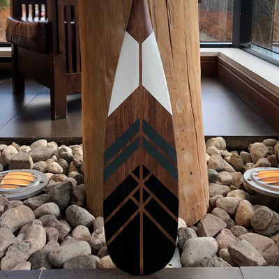 Pagaie décorative en bois peinturée de trois couleurs. Noir, gris et blanc. 