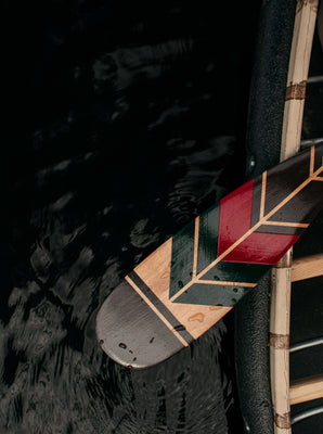 Pagaie décorative en bois Kebec. Grande taille 56,5 pouces. Conçue pour l'usage à l'eau. 