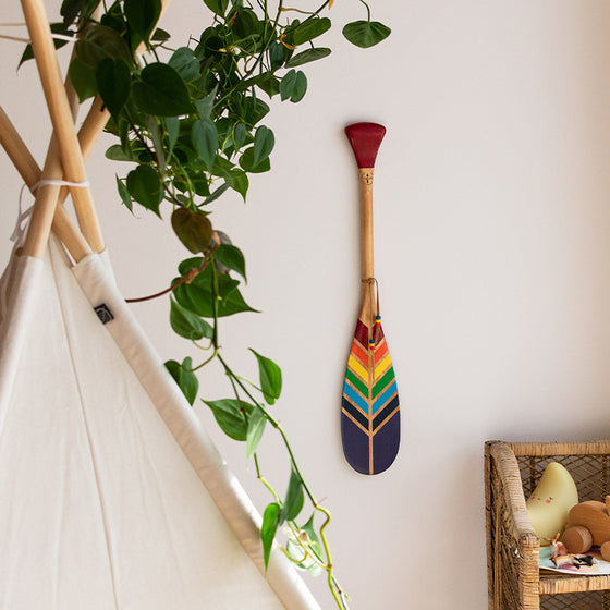 Mini pagaie décorative de couleur arc en ciel en bois de 24 pouces – Onquata à Wendake