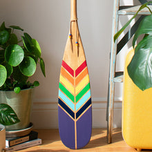  Pagaie décorative en bois peinturée de 7 couleurs. Rouge, orange, jaune, vert, bleu, marine et mauve. 